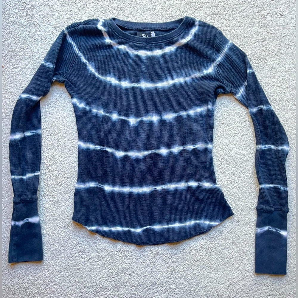 Long-sleeved blue tie-dye tee